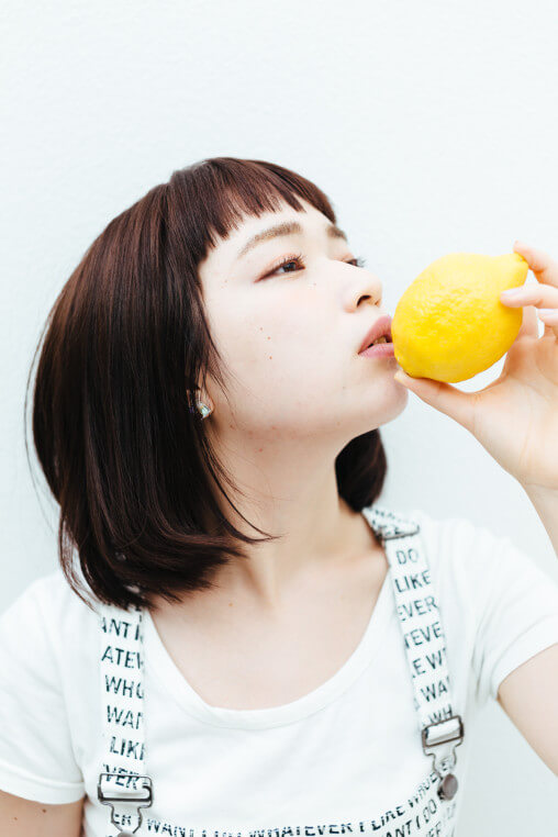 レモンにキスする渡辺友美子がかわいい